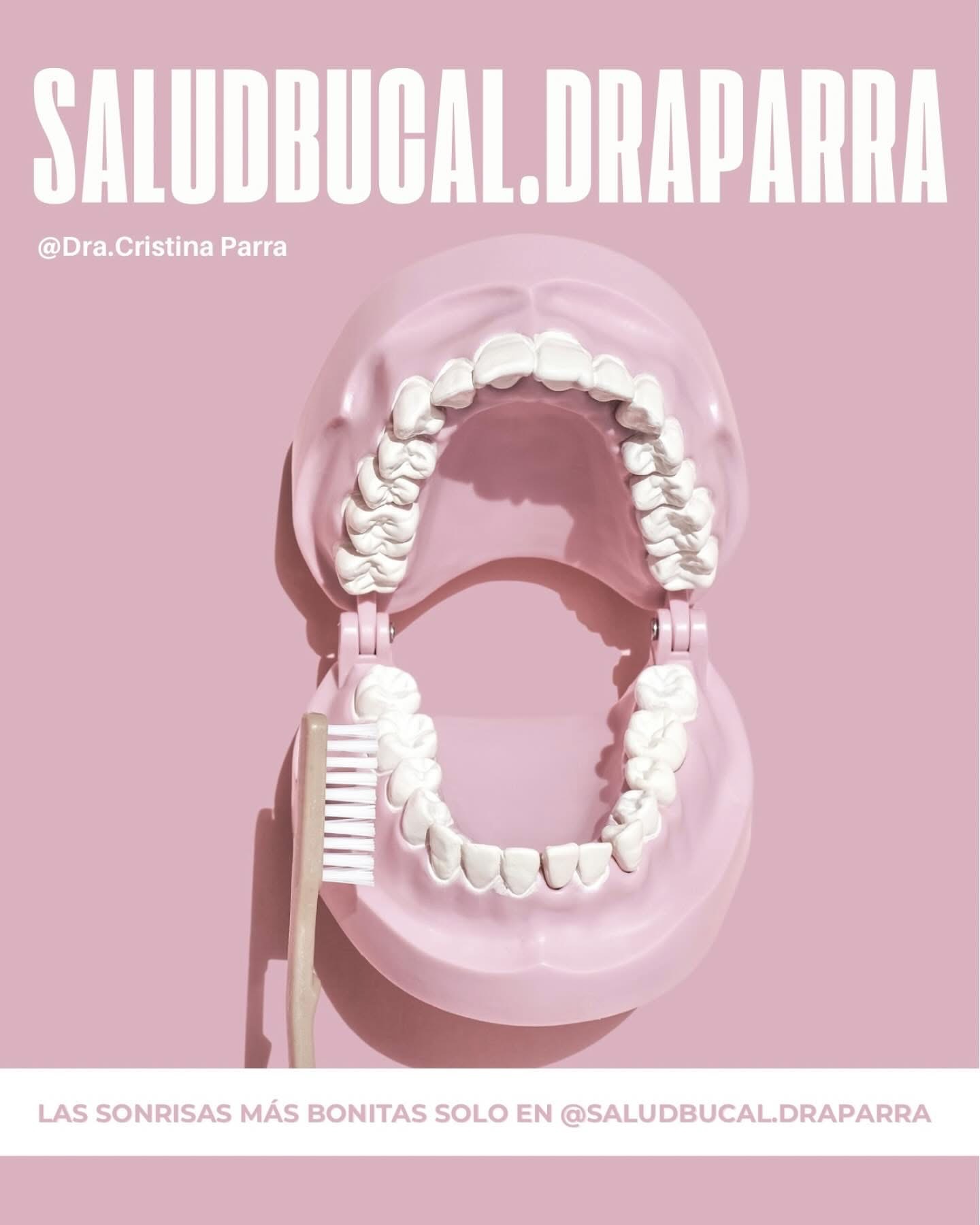 Salud Bucal — Dra. Cristina Parra: modelo dental con cepillo sobre fondo rosa